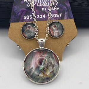 Acrylic skin necklace with stud earrings.